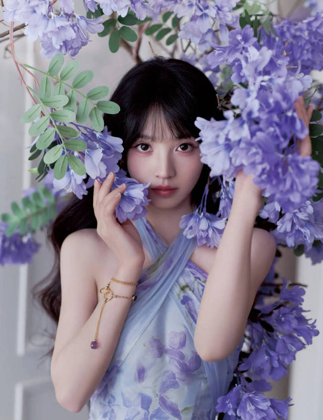 田曦薇穿挂脖长裙韵味十足 微卷簪花造型甜美灵动