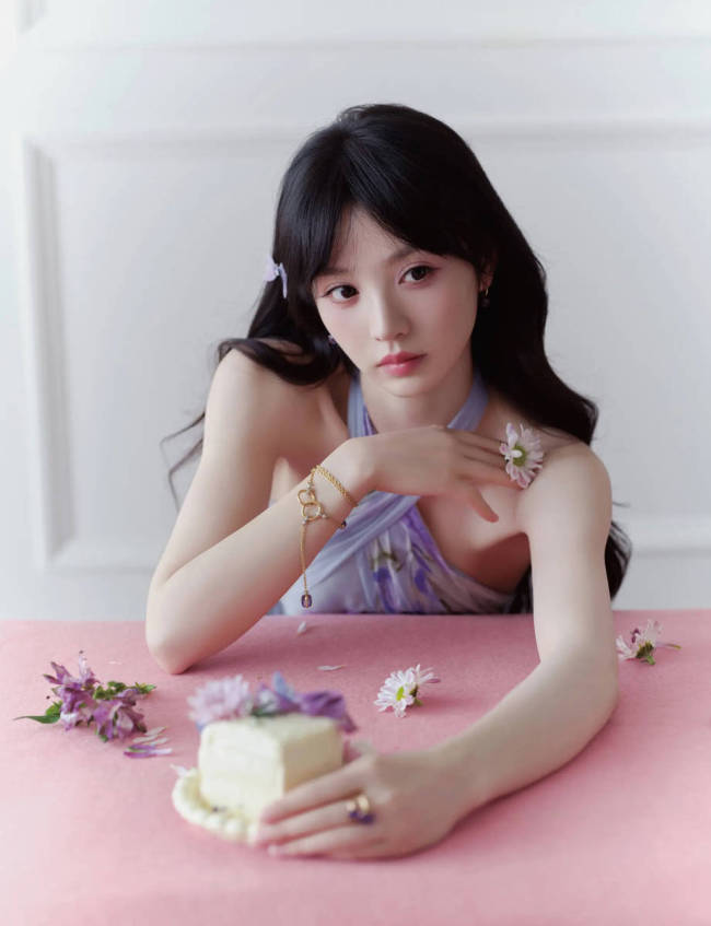 田曦薇穿挂脖长裙韵味十足 微卷簪花造型甜美灵动