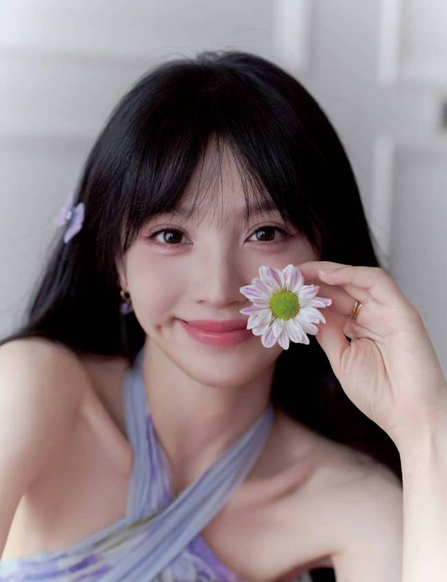 田曦薇穿挂脖长裙韵味十足 微卷簪花造型甜美灵动