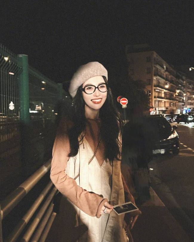 唐嫣晒街头夜游随拍 戴贝雷帽和黑框眼镜文艺十足