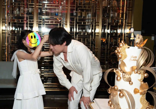 伊能静发长文为秦昊庆生 否认二人婚变传闻