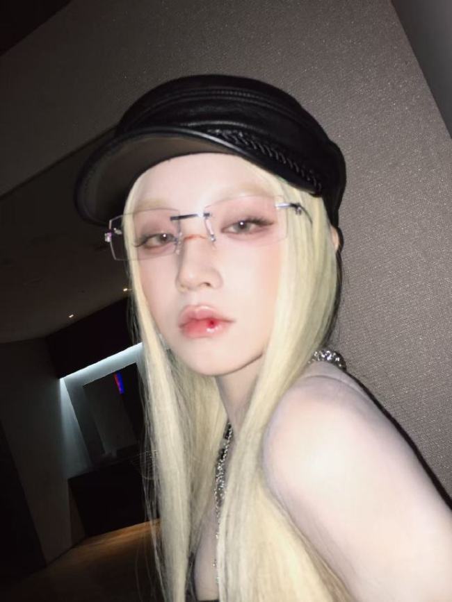 宋雨琦穿着黑皮抹胸上衣搭配黑色丝袜 太惹眼！
