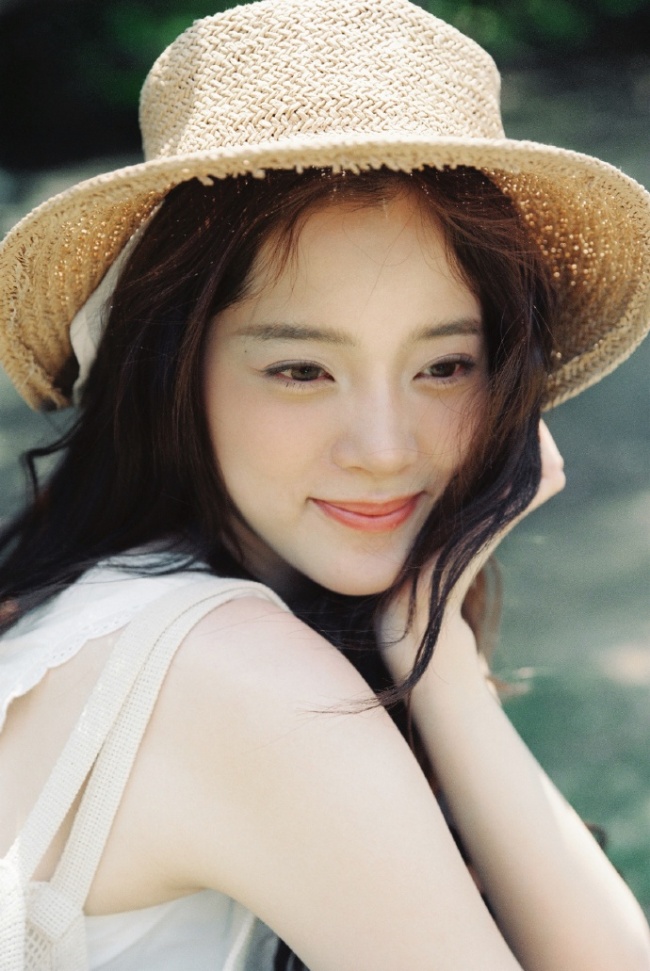 欧阳娜娜穿白色吊带清新靓丽 化身林间元气少女