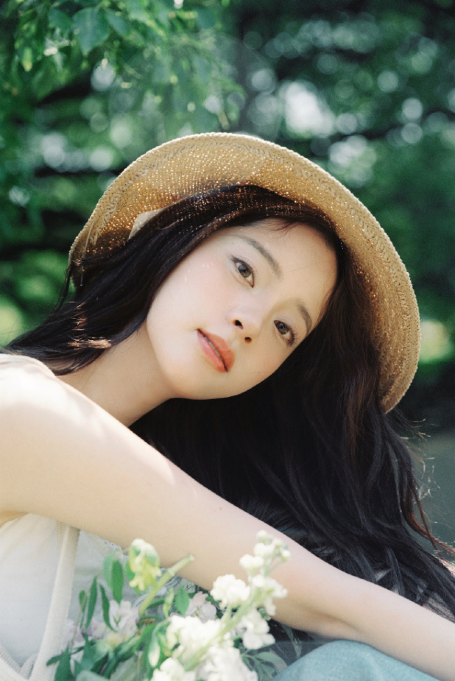 欧阳娜娜穿白色吊带清新靓丽 化身林间元气少女
