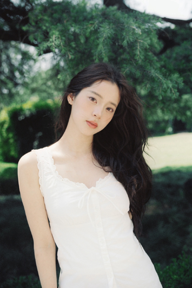 欧阳娜娜穿白色吊带清新靓丽 化身林间元气少女