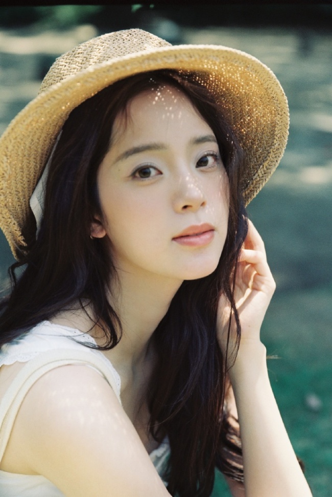 欧阳娜娜穿白色吊带清新靓丽 化身林间元气少女