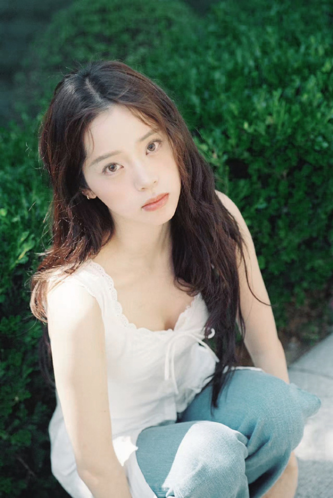 欧阳娜娜穿白色吊带清新靓丽 化身林间元气少女