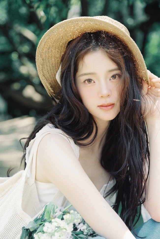 欧阳娜娜穿白色吊带清新靓丽 化身林间元气少女