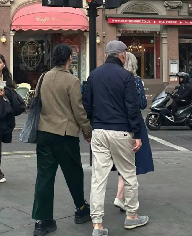那英与老公现身伦敦被偶遇 夫妻俩牵手逛街很恩爱