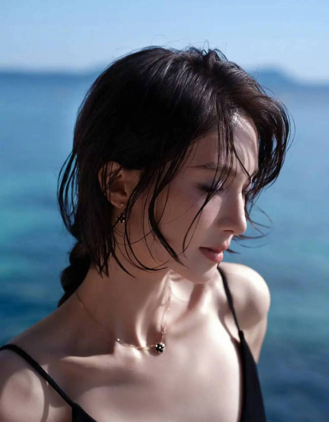 金晨海边穿吊带秀婀娜身材 湿发麻花造型又甜又酷