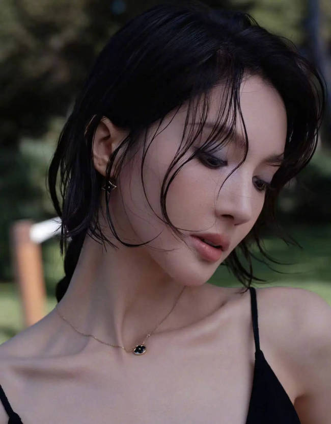 金晨海边穿吊带秀婀娜身材 湿发麻花造型又甜又酷