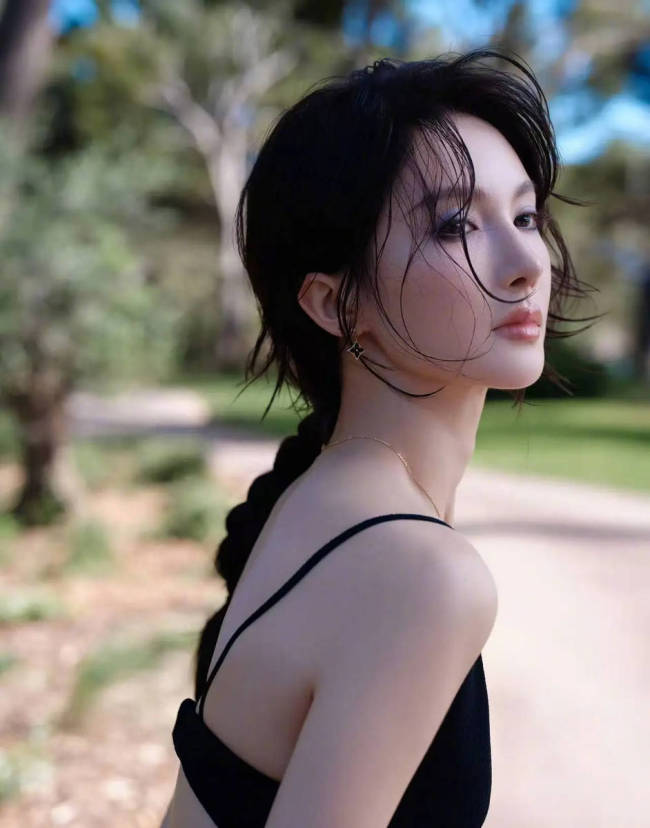 金晨海边穿吊带秀婀娜身材 湿发麻花造型又甜又酷