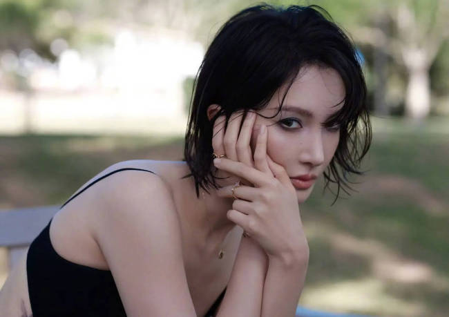 金晨海边穿吊带秀婀娜身材 湿发麻花造型又甜又酷