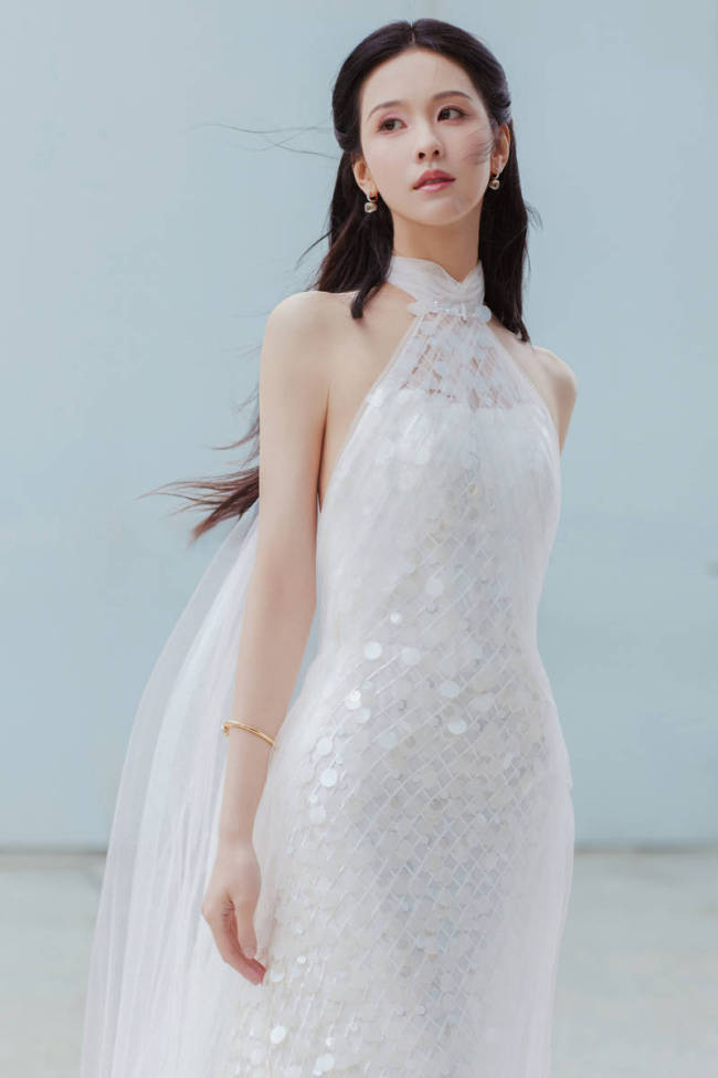 陈都灵穿亮片露背裙洁白优雅 秀婀娜身姿仙气十足
