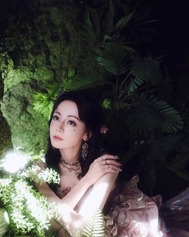 迪丽热巴穿抹胸裙化身精灵 丁达尔光下明媚动人