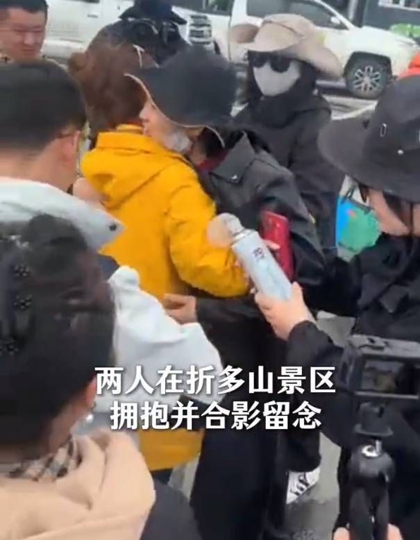 知名主持人朱迅在甘孜一景区救治高反游客