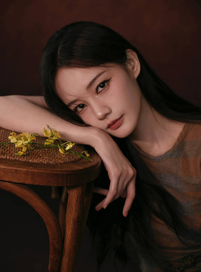李一桐穿修身长裙秀完美腰线 大波浪造型优雅魅惑