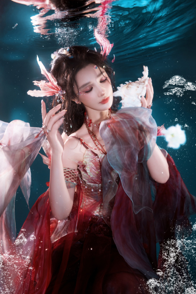 彭小苒红裙肌肤白皙 化身水下人鱼娇艳美丽