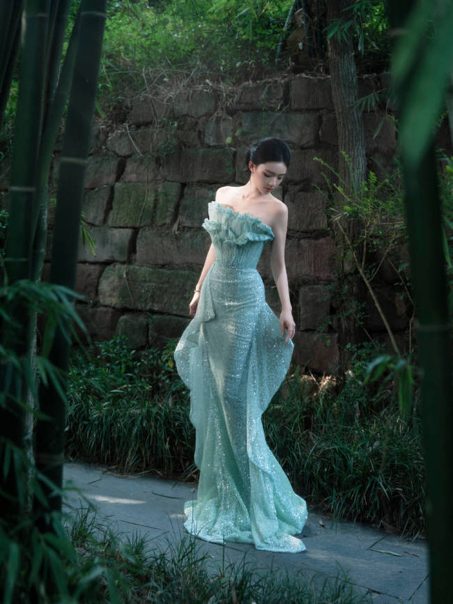 林允穿青色抹胸纱裙美艳十足 秀白皙美背婀娜多姿