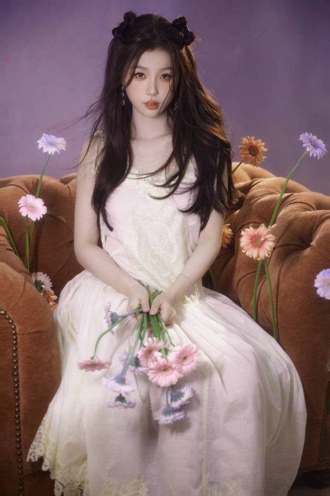 虞书欣手捧鲜花芬芳夺目 穿一袭白裙童话感满满