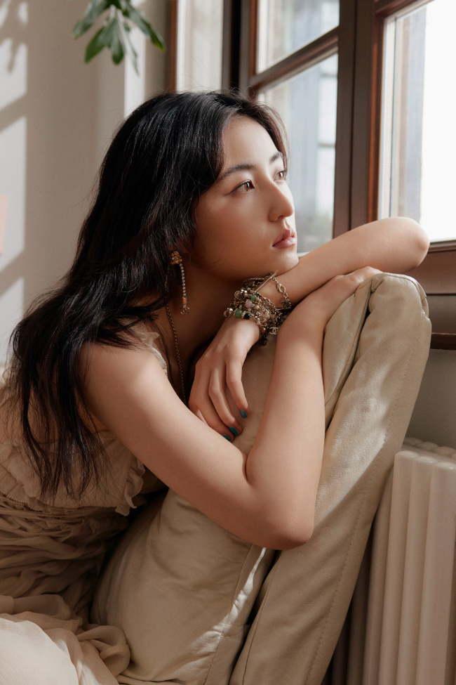 张子枫穿裸色裙气质在线！宛如油画少女