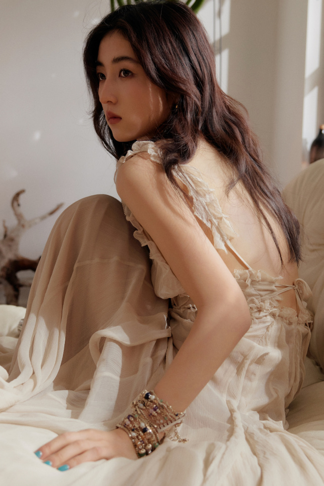 张子枫穿裸色裙气质在线！宛如油画少女