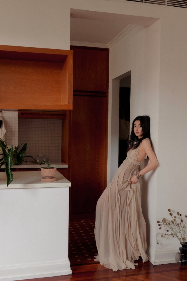 张子枫穿裸色裙气质在线！宛如油画少女