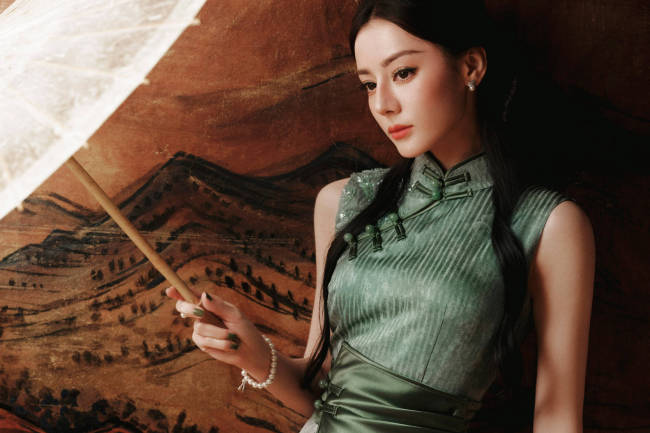 迪丽热巴穿旗袍裙极具国风雅韵！宛如花仙芳香四溢