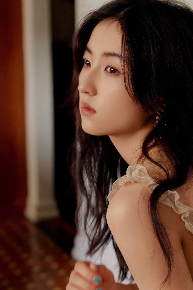 张子枫穿裸色裙气质在线！宛如油画少女