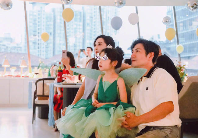 严屹宽晒照为女儿庆祝7岁生日 全家同框其乐融融