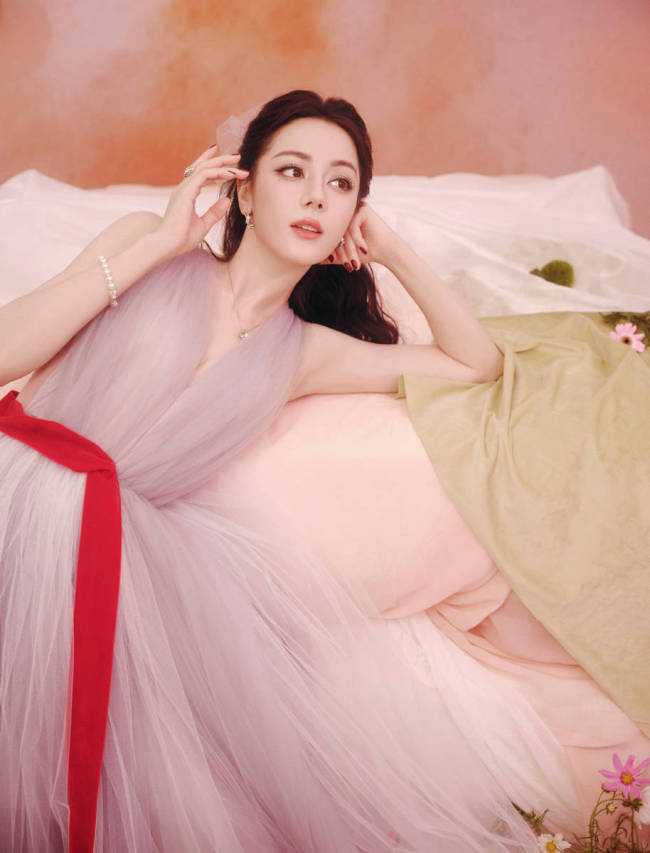 迪丽热巴穿V领薄纱裙梦幻唯美 宛若花仙子美貌养眼