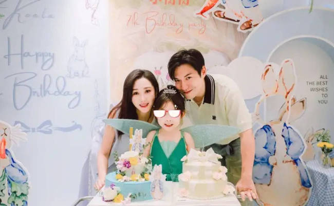 严屹宽晒照为女儿庆祝7岁生日 全家同框其乐融融