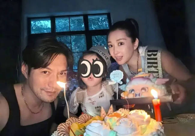 严屹宽晒照为女儿庆祝7岁生日 全家同框其乐融融