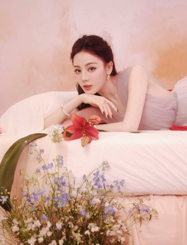 迪丽热巴穿V领薄纱裙梦幻唯美 宛若花仙子美貌养眼