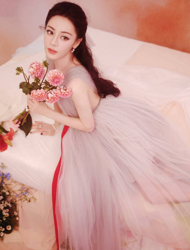 迪丽热巴穿V领薄纱裙梦幻唯美 宛若花仙子美貌养眼