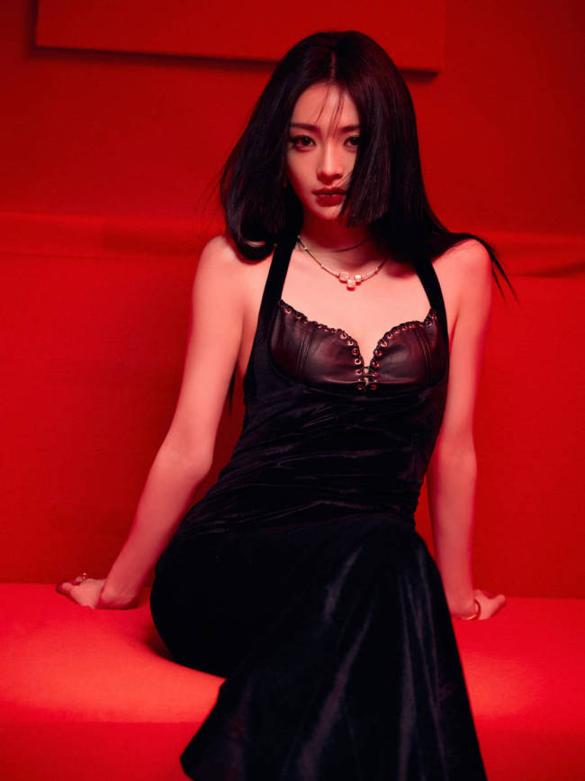 周洁琼身穿黑色吊带裙 展现小蛮腰妩媚多姿