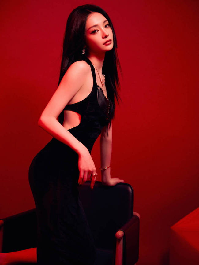 周洁琼身穿黑色吊带裙 展现小蛮腰妩媚多姿
