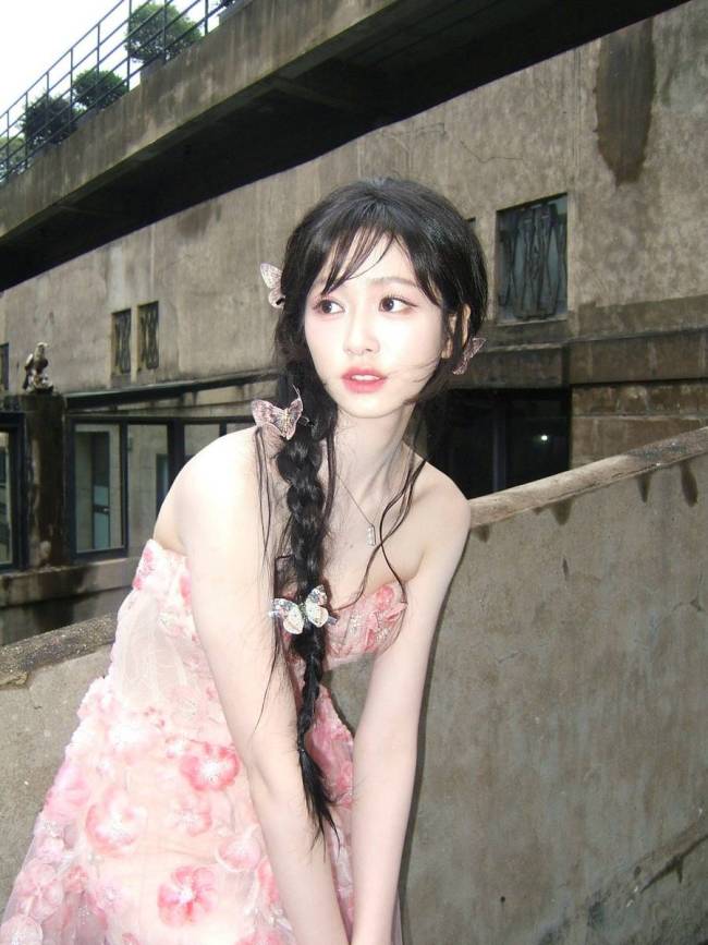 杨肸子晒夏日随拍明媚多姿 头扎麻花辫青春元气