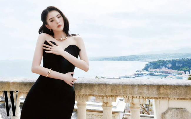 韩素希穿黑色短裙静倒地面 披蓝色薄纱身材超好