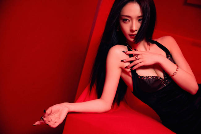 周洁琼身穿黑色吊带裙 展现小蛮腰妩媚多姿