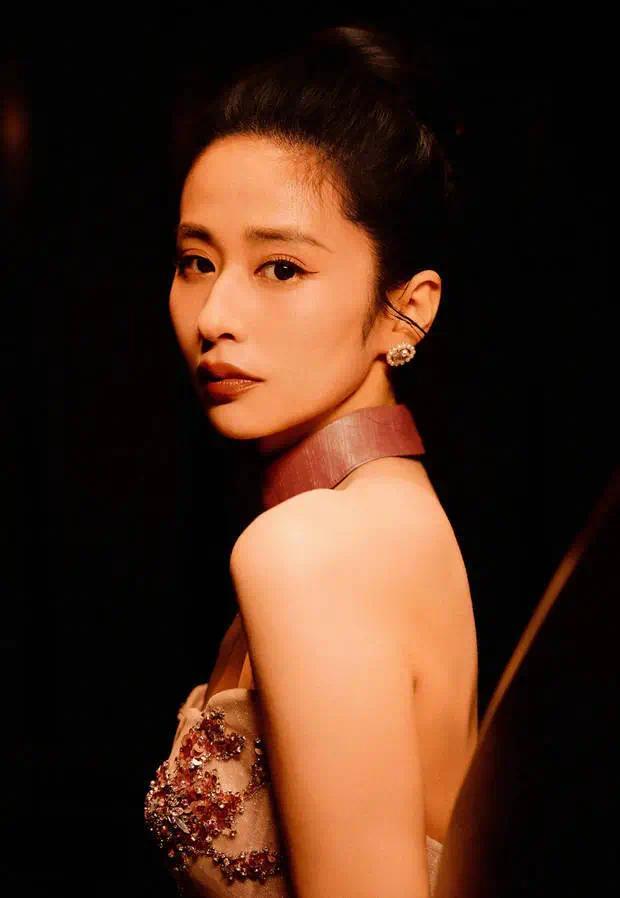 颖儿侧身回眸。