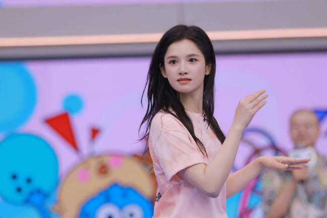 张婧仪身穿羽绒服笑容灿烂 双手托腮显俏皮