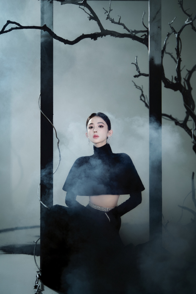 古力娜扎穿黑色露背 纤细腰肢不盈一握身材好