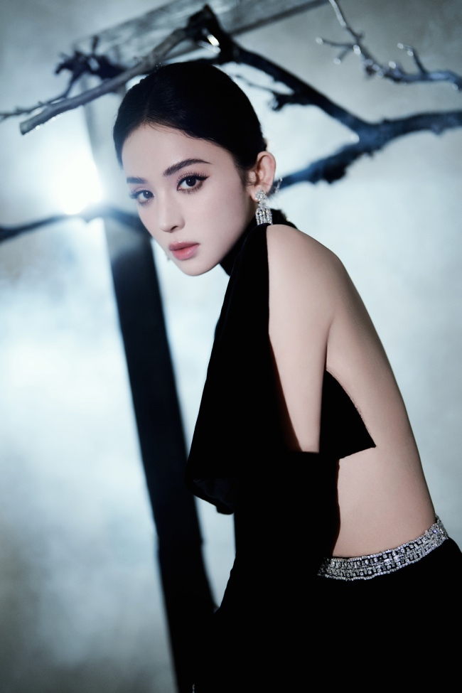 古力娜扎穿黑色露背 纤细腰肢不盈一握身材好