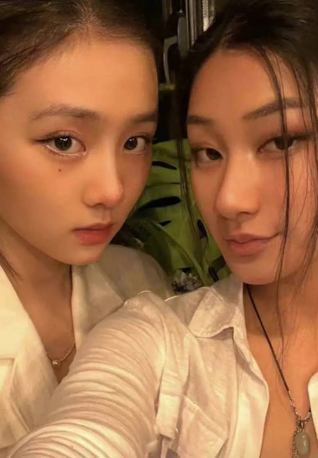 黄多多给妈妈当模特！手臂上挂满了奶奶做的钩织包
