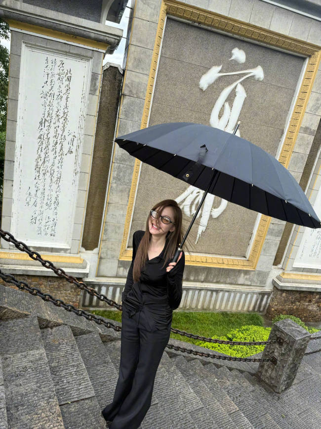 张天爱晒与刘恋合影秀友情 摆同款pose趣味横生
