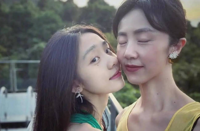黄多多给妈妈当模特！手臂上挂满了奶奶做的钩织包