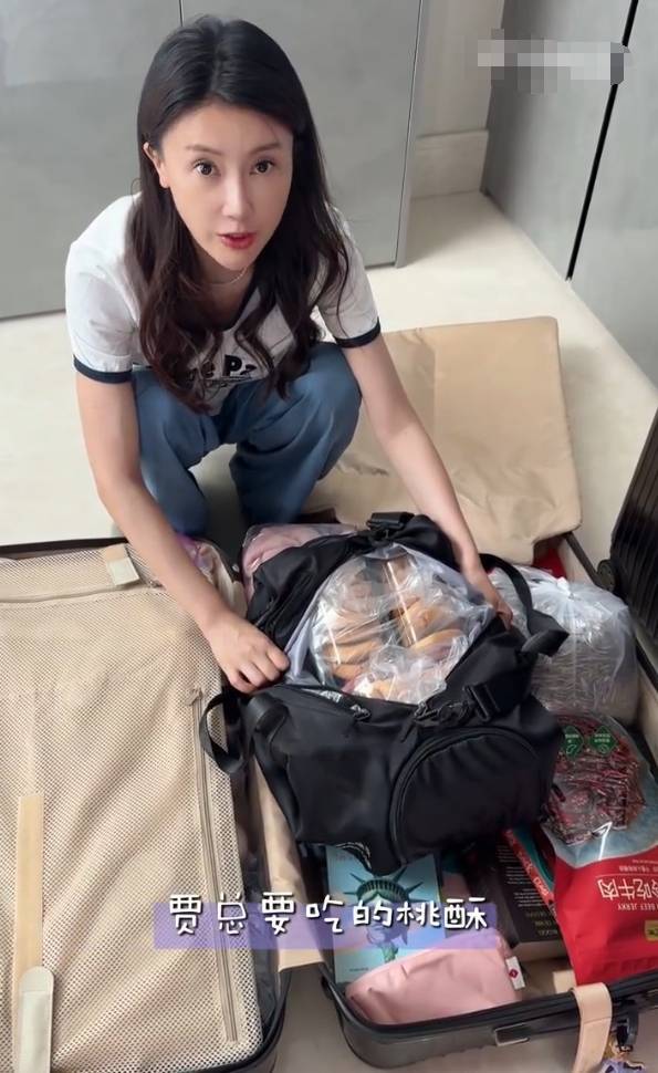 甘薇送仨孩子去美国看贾跃亭！还带了前夫要的桃酥