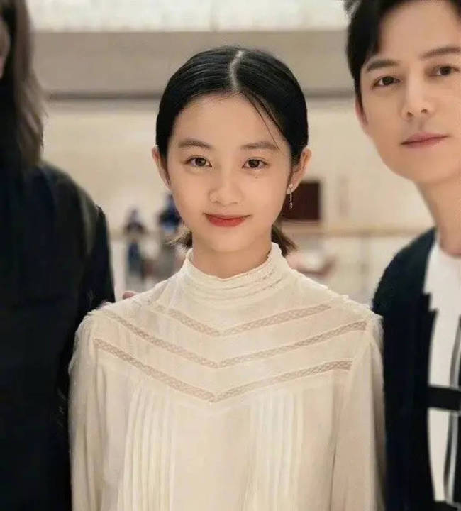 黄多多给妈妈当模特！手臂上挂满了奶奶做的钩织包