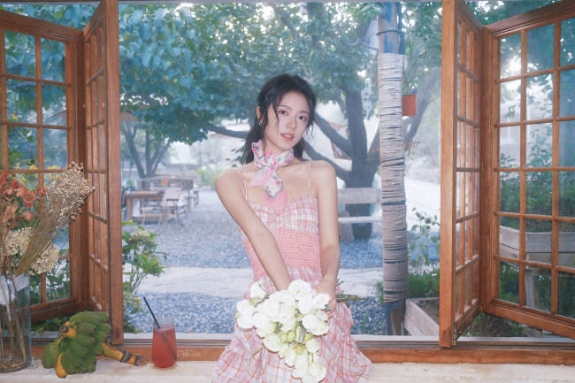 赵今麦穿粉色格子裙清纯俏皮 手捧鲜花少女感满满